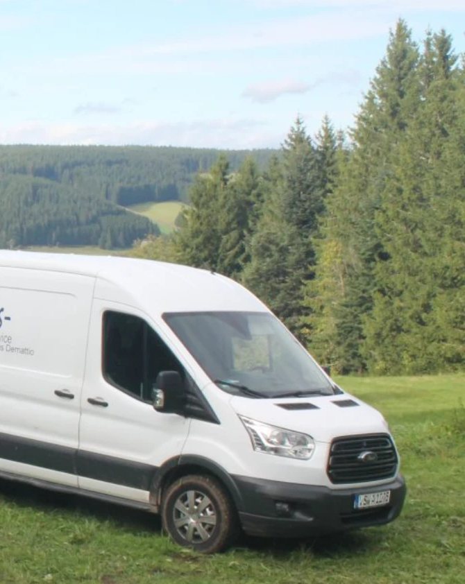 Firmentransporter vor Schwarzwaldkulisse